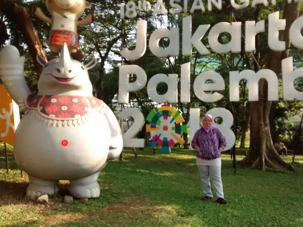 Jakarta Indonesien Augusti 2018 Asiatisk Muslimsk Kvinna Står Park Vänd — Stockfoto