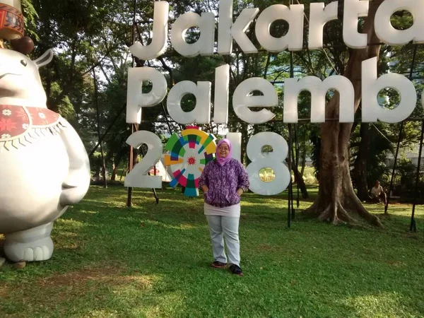 Jakarta Indonesia Agosto 2018 Una Donna Musulmana Asiatica Trova Parco — Foto Stock