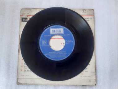 Jakarta, Endonezya. 20 Haziran 2023: LP veya vinil plaklar, gramofoncuda çalınan müzik plakları müzisyenler için klasik parçalardır.