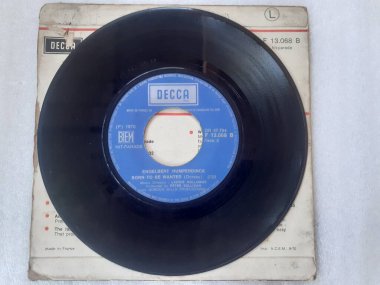 Jakarta, Endonezya. 20 Haziran 2023: LP veya vinil plaklar, gramofoncuda çalınan müzik plakları müzisyenler için klasik parçalardır.