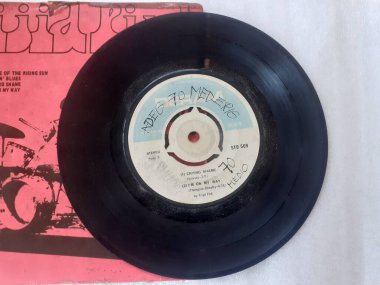 Jakarta, Endonezya. 20 Haziran 2023: LP veya vinil plaklar, gramofoncuda çalınan müzik plakları müzisyenler için klasik parçalardır.