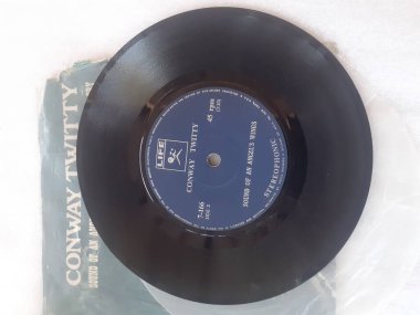 Jakarta, Endonezya. 20 Haziran 2023: LP veya vinil plaklar, gramofoncuda çalınan müzik plakları müzisyenler için klasik parçalardır.