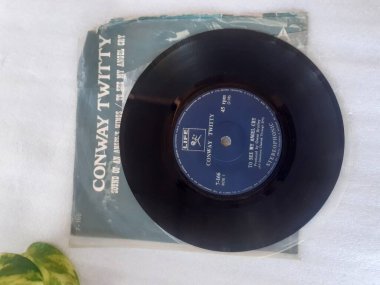 Jakarta, Endonezya. 20 Haziran 2023: LP veya vinil plaklar, gramofoncuda çalınan müzik plakları müzisyenler için klasik parçalardır.