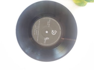 Jakarta, Endonezya. 20 Haziran 2023: LP veya vinil plaklar, gramofoncuda çalınan müzik plakları müzisyenler için klasik parçalardır.