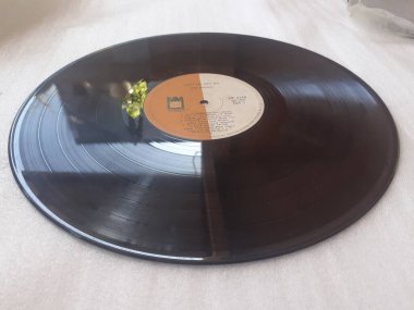 Jakarta, Endonezya. 20 Haziran 2023: LP veya vinil plaklar, gramofoncuda çalınan müzik plakları müzisyenler için klasik parçalardır.