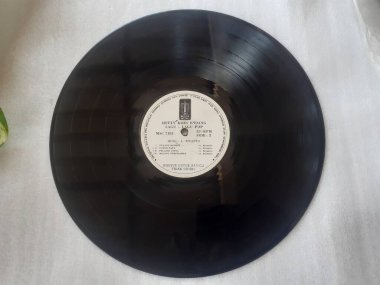 Jakarta, Endonezya. 20 Haziran 2023: LP veya vinil plaklar, gramofoncuda çalınan müzik plakları müzisyenler için klasik parçalardır.