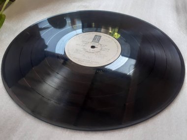 Jakarta, Endonezya. 20 Haziran 2023: LP veya vinil plaklar, gramofoncuda çalınan müzik plakları müzisyenler için klasik parçalardır.