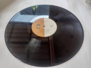 Jakarta, Endonezya. 20 Haziran 2023: LP veya vinil plaklar, gramofoncuda çalınan müzik plakları müzisyenler için klasik parçalardır.