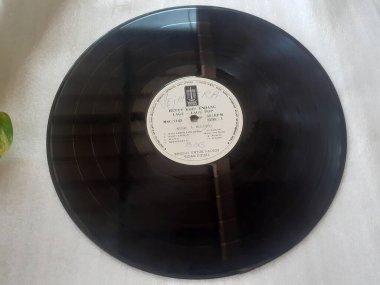 Jakarta, Endonezya. 20 Haziran 2023: LP veya vinil plaklar, gramofoncuda çalınan müzik plakları müzisyenler için klasik parçalardır.