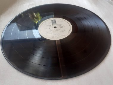 Jakarta, Endonezya. 20 Haziran 2023: LP veya vinil plaklar, gramofoncuda çalınan müzik plakları müzisyenler için klasik parçalardır.
