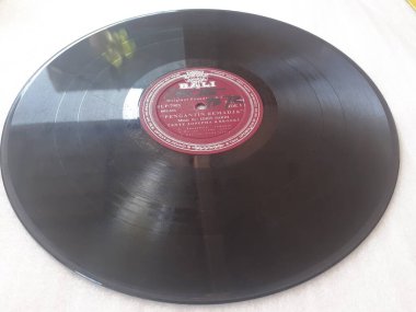Jakarta, Endonezya. 20 Haziran 2023: LP veya vinil plaklar, gramofoncuda çalınan müzik plakları müzisyenler için klasik parçalardır.