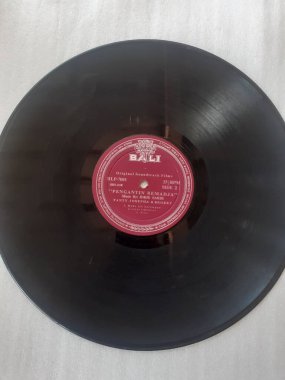 Jakarta, Endonezya. 20 Haziran 2023: LP veya vinil plaklar, gramofoncuda çalınan müzik plakları müzisyenler için klasik parçalardır.