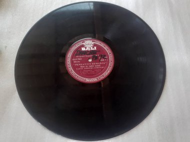 Jakarta, Endonezya. 20 Haziran 2023: LP veya vinil plaklar, gramofoncuda çalınan müzik plakları müzisyenler için klasik parçalardır.