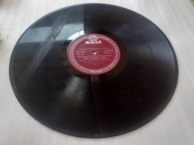 Jakarta, Endonezya. 20 Haziran 2023: LP veya vinil plaklar, gramofoncuda çalınan müzik plakları müzisyenler için klasik parçalardır.