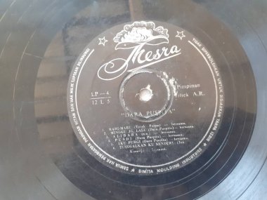 Jakarta, Endonezya. 20 Haziran 2023: LP veya vinil plaklar, gramofoncuda çalınan müzik plakları müzisyenler için klasik parçalardır.