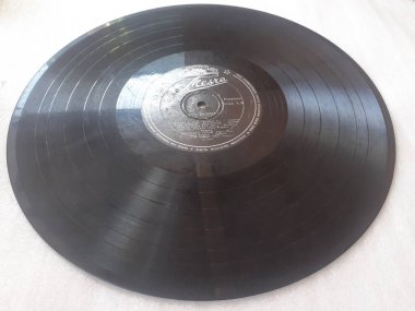 Jakarta, Endonezya. 20 Haziran 2023: LP veya vinil plaklar, gramofoncuda çalınan müzik plakları müzisyenler için klasik parçalardır.