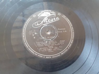 Jakarta, Endonezya. 20 Haziran 2023: LP veya vinil plaklar, gramofoncuda çalınan müzik plakları müzisyenler için klasik parçalardır.