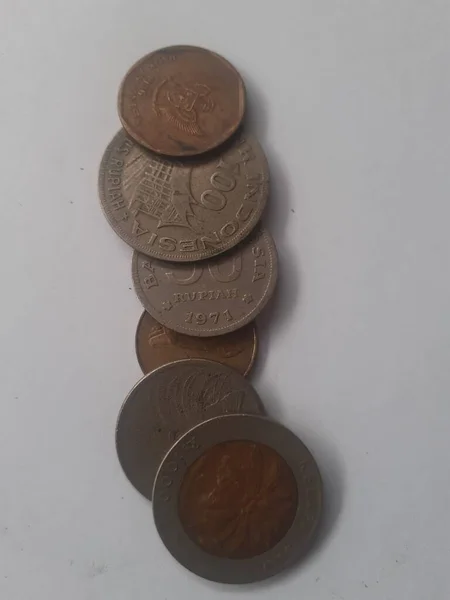 ジャカルタ インドネシア 2023年6月18日 法的支払いに使用されなくなったインドネシアの古い金属通貨 — ストック写真