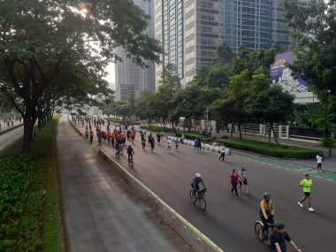 Jakarta, Endonezya, 25 Haziran 2023 Pazar sabahı, insanlar Sudirman-thamrin yolunda egzersiz yapmakta, koşmakta, bisiklete binmekte, yürüyüş yapmakta, günlük yürüyüşlerde birlikte eğlenmekte özgürdür. Arabasız gün boyunca..