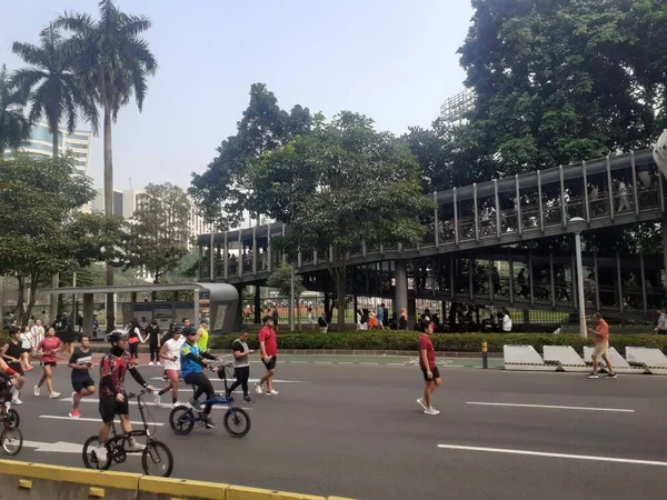 印度尼西亚雅加达 2023年6月25日 周日上午 人们可以沿着苏迪曼 塔姆林路自由运动 骑自行车 随意散步 一起玩 在无车日 — 图库照片