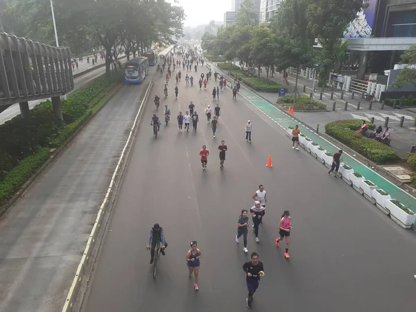 印度尼西亚雅加达 2023年6月25日 周日上午 人们可以沿着苏迪曼 塔姆林路自由运动 骑自行车 随意散步 一起玩 在无车日 — 图库照片