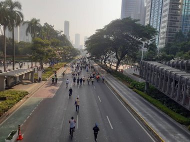 Jakarta, Endonezya, 17 Eylül 2023: Pazar günü arabasız bir gün, güneş yanığı olsa da, koşarak, bisiklet sürerek, koşu yaparak ya da yürüyüş yaparak, birlikte eğlenerek insanlar özgürdür..