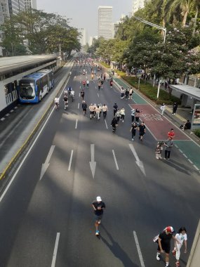 Jakarta, Endonezya, 17 Eylül 2023: Pazar günü arabasız bir gün, güneş yanığı olsa da, koşarak, bisiklet sürerek, koşu yaparak ya da yürüyüş yaparak, birlikte eğlenerek insanlar özgürdür..