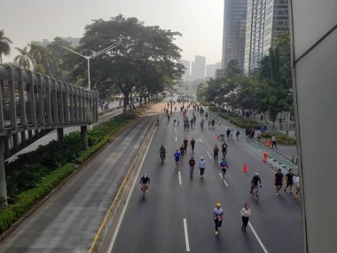 Jakarta, Endonezya, 17 Eylül 2023: Pazar günü arabasız bir gün, güneş yanığı olsa da, koşarak, bisiklet sürerek, koşu yaparak ya da yürüyüş yaparak, birlikte eğlenerek insanlar özgürdür..