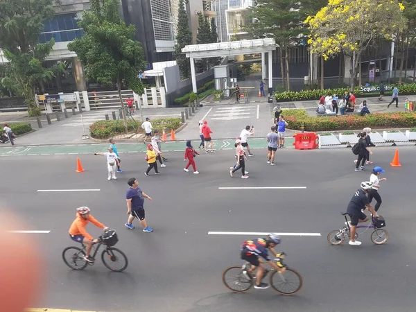 印度尼西亚雅加达 2023年9月17日 周日是无车日 人们可以通过跑步 骑自行车 慢跑或悠闲地散步 一起玩乐等方式 自由地锻炼身体 即使晒黑了 — 图库照片