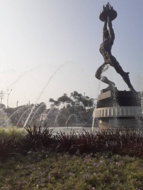 Jakarta, Endonezya, 17 Eylül 2023: Gençlik Heykeli havuzun ortasında duruyor ve Senayan çevresinde büyük bir park ile çevrilidir..