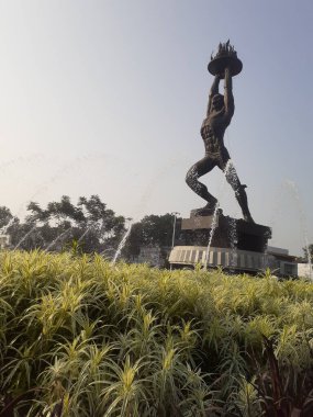 Jakarta, Endonezya, 17 Eylül 2023: Gençlik Heykeli havuzun ortasında duruyor ve Senayan çevresinde büyük bir park ile çevrilidir..