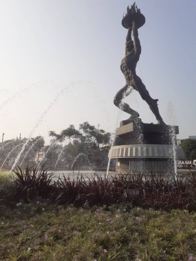 Jakarta, Endonezya, 17 Eylül 2023: Gençlik Heykeli havuzun ortasında duruyor ve Senayan çevresinde büyük bir park ile çevrilidir..