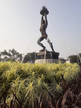 Jakarta, Endonezya, 17 Eylül 2023: Gençlik Heykeli havuzun ortasında duruyor ve Senayan çevresinde büyük bir park ile çevrilidir..