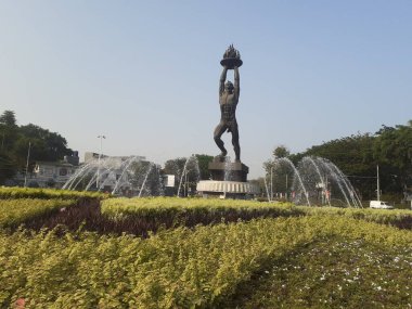 Jakarta, Endonezya, 17 Eylül 2023: Gençlik Heykeli havuzun ortasında duruyor ve Senayan çevresinde büyük bir park ile çevrilidir..