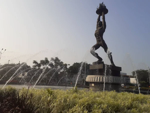Jakarta, Endonezya, 17 Eylül 2023: Gençlik Heykeli havuzun ortasında duruyor ve Senayan çevresinde büyük bir park ile çevrilidir..