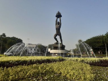 Jakarta, Endonezya, 17 Eylül 2023: Gençlik Heykeli havuzun ortasında duruyor ve Senayan çevresinde büyük bir park ile çevrilidir..
