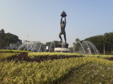 Jakarta, Endonezya, 17 Eylül 2023: Gençlik Heykeli havuzun ortasında duruyor ve Senayan çevresinde büyük bir park ile çevrilidir..