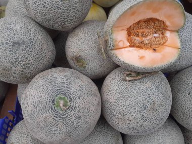 Salatalık ezmesi, karpuz, karpuza benziyor, ki bu da geleneksel bir meyve satıcısı tarafından kesiliyor. Kavunlar kabak ya da Cucurbitaceae familyasına dahildir. A vitamini ve C vitamini yüksektir..