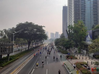 Cakarta, Endonezya, 22 Ekim 2023: Güneşli bir pazar sabahı, insanlar boş zamanlarında arabalarında egzersiz yapabiliyorlardı, bisiklete binebiliyorlardı, koşabiliyorlardı veya yürüyüş yapabiliyorlardı, birlikte eğleniyorlardı..