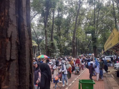 Jakarta, Endonezya, 14 Nisan 2024: Pek çok insan 'Lebaran' tatilinden, Iedhul Fithrie tatilinden, Ragunan hayvanat bahçesi gibi turistik yerleri ziyaret etmek için yararlanıyor, ziyaretçiler coşkulu