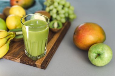 Taze meyve püresi ve mutfak masasında biraz meyve püresi yaptım..