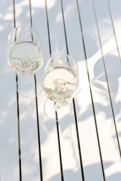 Dwa Kieliszki Białego Wina Białym Stole Świeżym Powietrzu — Zdjęcie stockowe