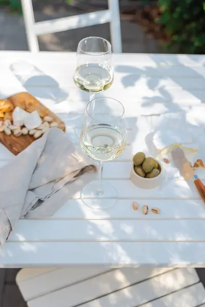 Twee Glazen Witte Wijn Een Houten Bord Met Kaas Noten — Stockfoto