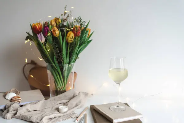 Stilleven Met Een Boeket Kleurrijke Lente Tulpen Een Glas Witte — Stockfoto