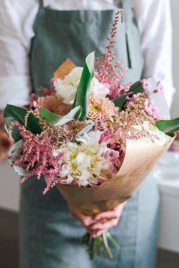 Çiçeklerle kaplı bir butikte bir masaüstü görüntüsü.