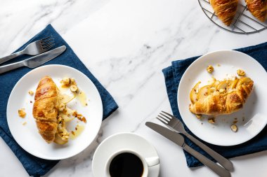 Karamelli armut, fındık ve ricotta ile doldurulmuş ayçöreği ile sabah kahvesi..