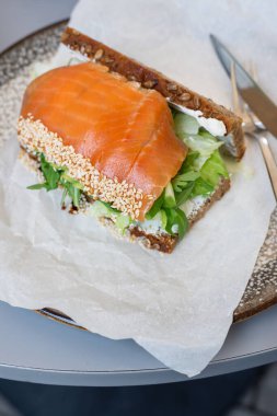 Kahvaltıda somon ve sebzeli tost..