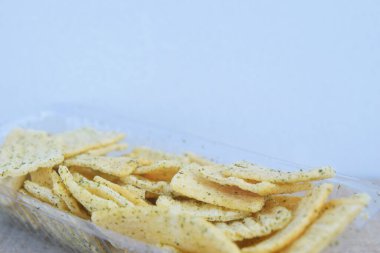 Çocuklar için tadı güzel olan plastik bir kabın içindeki ağ parçaları.