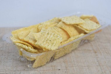 Deniz yosunu aromalı dalga cipsleri yemek için çok lezzetlidir.