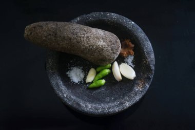 Layah adındaki geleneksel Endonezya mutfak malzemelerini sarımsakla karıştırılmış yeşil biber yap.